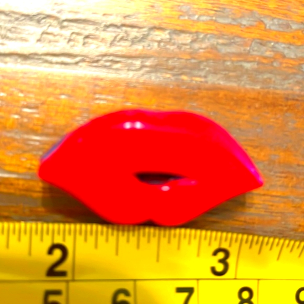 Red Lip Buttons (5 LEFT) FREE IF BUNDLE WITH ANOTHER ITEM - Picture 3 of 7